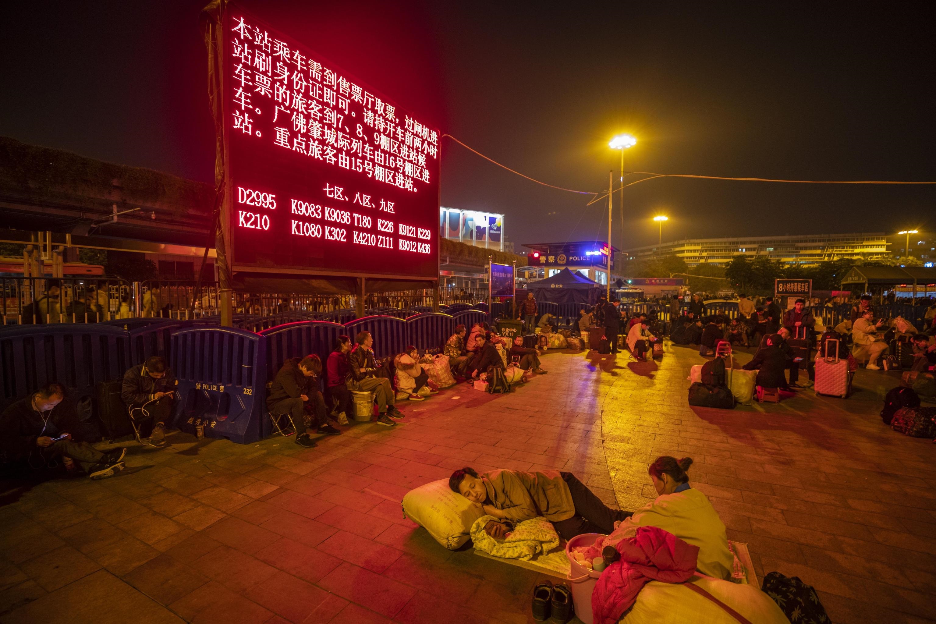 Cinesi accampati di fronte alla stazione ferroviaria di Guangzhou. Per il capodanno lunare sono attesi quasi tre miliardi di trasferte