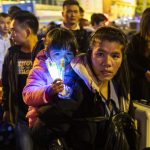 Giovane madre con bambina nella calca della stazione ferroviaria di Guangzhou, destinazione casa e festeggiamento del capodanno lunare cinese