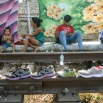 Migranti honduregni aspettano al ponte sul fiume Suchiate (Ciudad Hidalgo, Messico). Stanno per intraprendere il viaggio per gli Stati Uniti Migranti honduregni aspettano al ponte sul fiume Suchiate (Ciudad Hidalgo, Messico). Stanno per intraprendere il viaggio per gli Stati Uniti