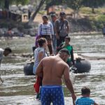 La carovana di migranti con un gommone sul fiume Suchiate, a Ciudad Hidalgo, in Messico. La carovana di migranti con un gommone sul fiume Suchiate, a Ciudad Hidalgo, in Messico.
