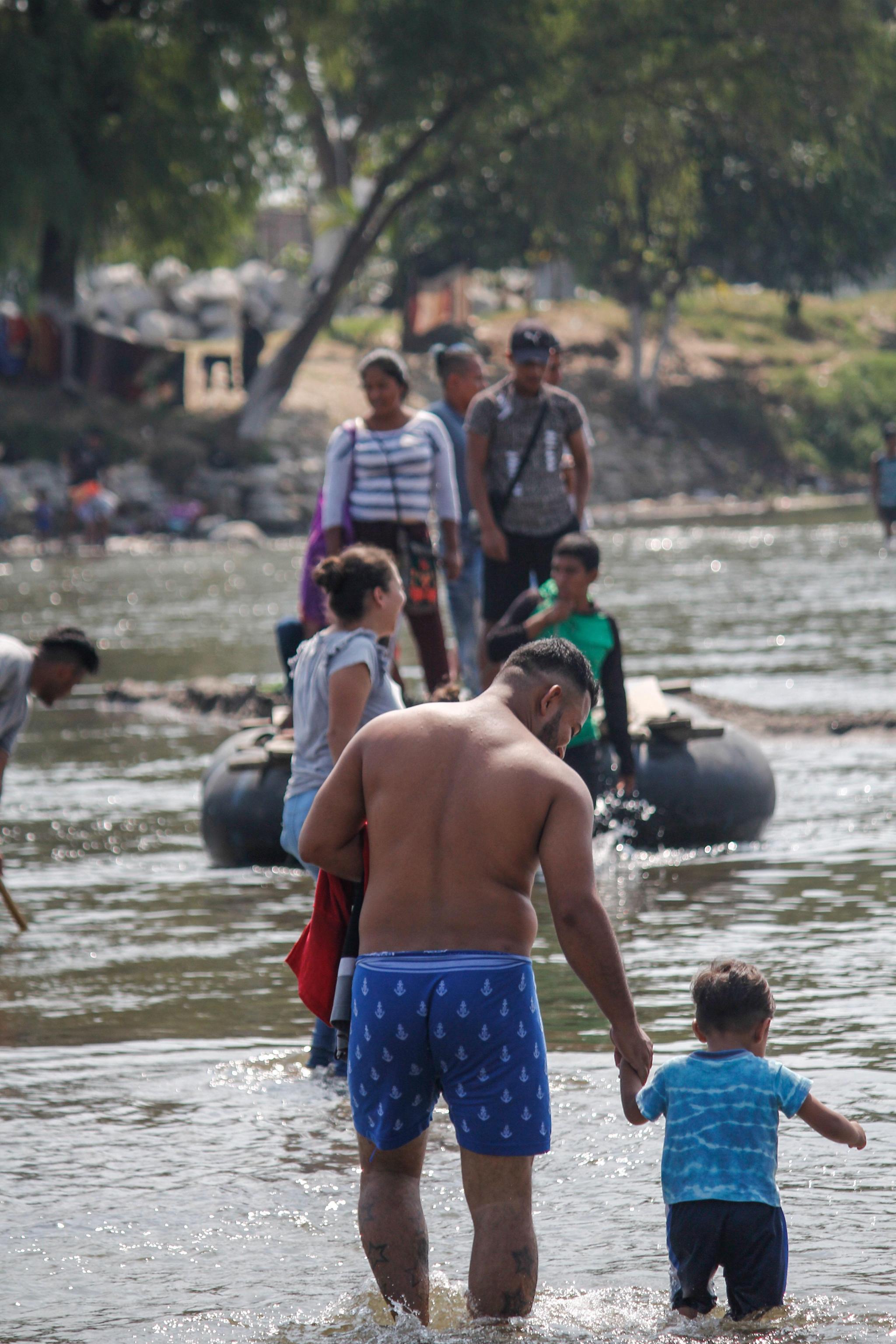La carovana di migranti con un gommone sul fiume Suchiate, a Ciudad Hidalgo, in Messico. La carovana di migranti con un gommone sul fiume Suchiate, a Ciudad Hidalgo, in Messico.