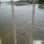 Due giovani migranti distesi abbracciati sul letto del fiume Suchiate (Ciudad Hidalgo, Messico) Due giovani migranti distesi abbracciati sul letto del fiume Suchiate (Ciudad Hidalgo, Messico)