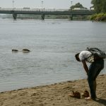Un honduregno si toglie le scarpe per attraversare il fiume Suchiate (Ciudad Hidalgo, Messico). La meta finale sono gli Stati Uniti Un honduregno si toglie le scarpe per attraversare il fiume Suchiate (Ciudad Hidalgo, Messico). La meta finale sono gli Stati Uniti