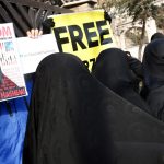 Alla giornalista sarebbe stato rimosso con la forza l'hijab e offerto soltanto del maiale, carne il cui consumo non è consentito dai precetti della religione islamica Alla giornalista sarebbe stato rimosso con la forza l'hijab e offerto soltanto del maiale, carne il cui consumo non è consentito dai precetti della religione islamica