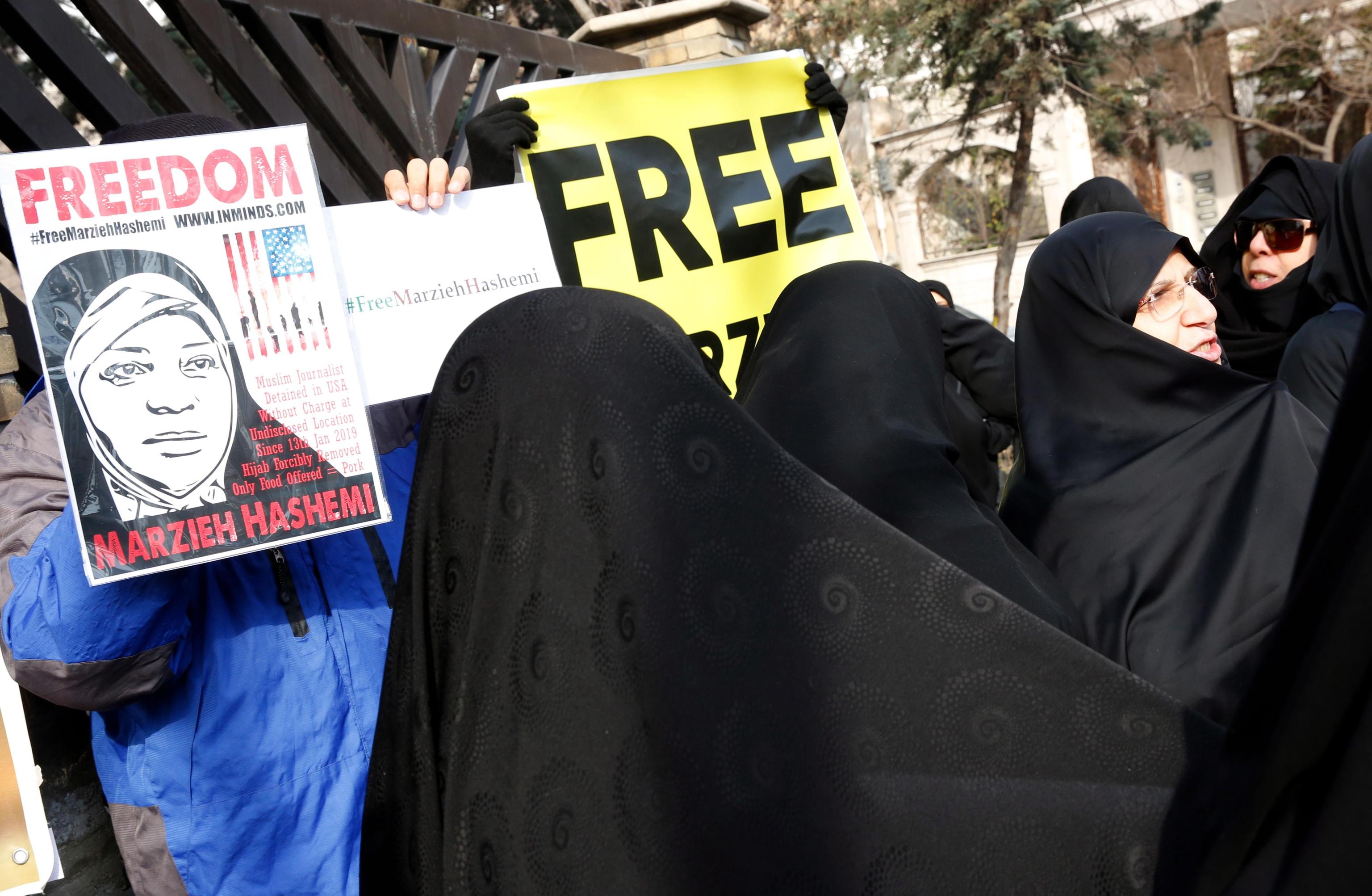 Alla giornalista sarebbe stato rimosso con la forza l'hijab e offerto soltanto del maiale, carne il cui consumo non è consentito dai precetti della religione islamica Alla giornalista sarebbe stato rimosso con la forza l'hijab e offerto soltanto del maiale, carne il cui consumo non è consentito dai precetti della religione islamica