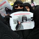 "Non ha commesso nessun crimine, è stata arrestata senza alcuna prova" recita il cartello in mano alla manifestante "Non ha commesso nessun crimine, è stata arrestata senza alcuna prova" recita il cartello in mano alla manifestante