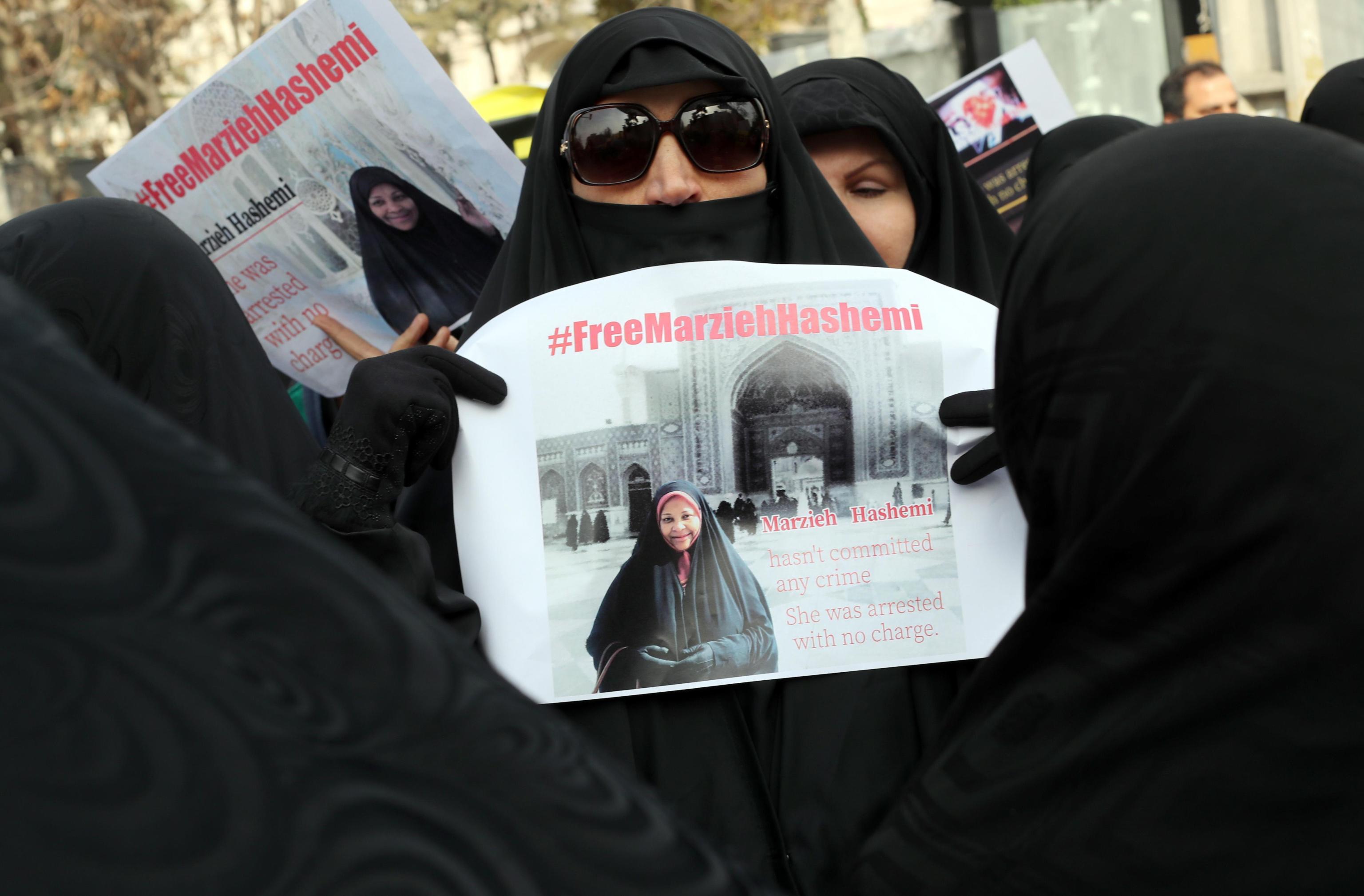 "Non ha commesso nessun crimine, è stata arrestata senza alcuna prova" recita il cartello in mano alla manifestante "Non ha commesso nessun crimine, è stata arrestata senza alcuna prova" recita il cartello in mano alla manifestante