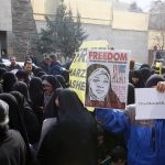 Un altro momento della manifestazione davanti all'ambasciata svizzera a Teheran Un altro momento della manifestazione davanti all'ambasciata svizzera a Teheran