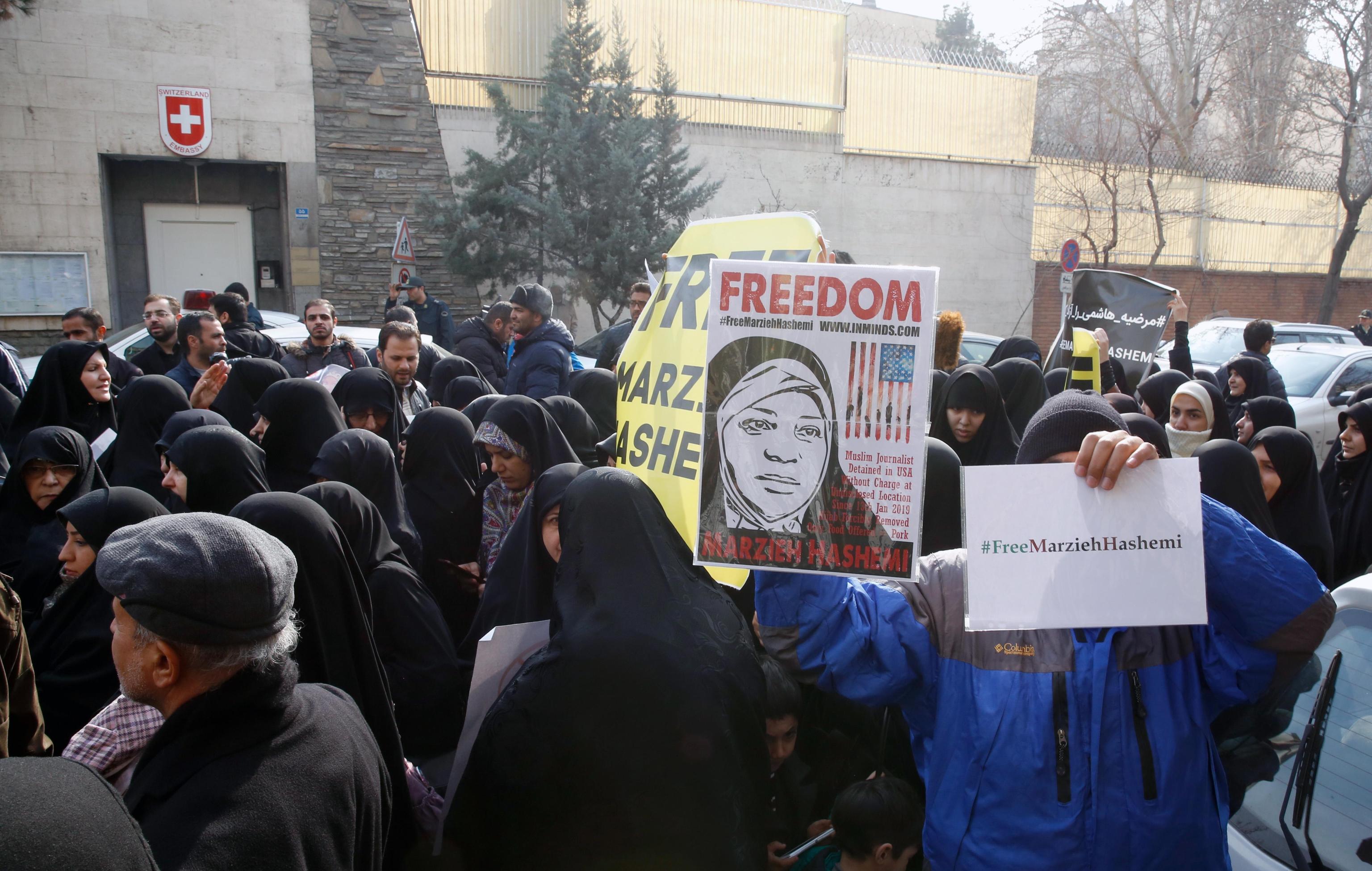Un altro momento della manifestazione davanti all'ambasciata svizzera a Teheran Un altro momento della manifestazione davanti all'ambasciata svizzera a Teheran