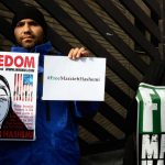 Un manifestante con un cartello su cui è scritto l'hashtag utilizzato per chiedere la liberazione della giornalista: #FreeMarziehHashemi Un manifestante con un cartello su cui è scritto l'hashtag utilizzato per chiedere la liberazione della giornalista: #FreeMarziehHashemi