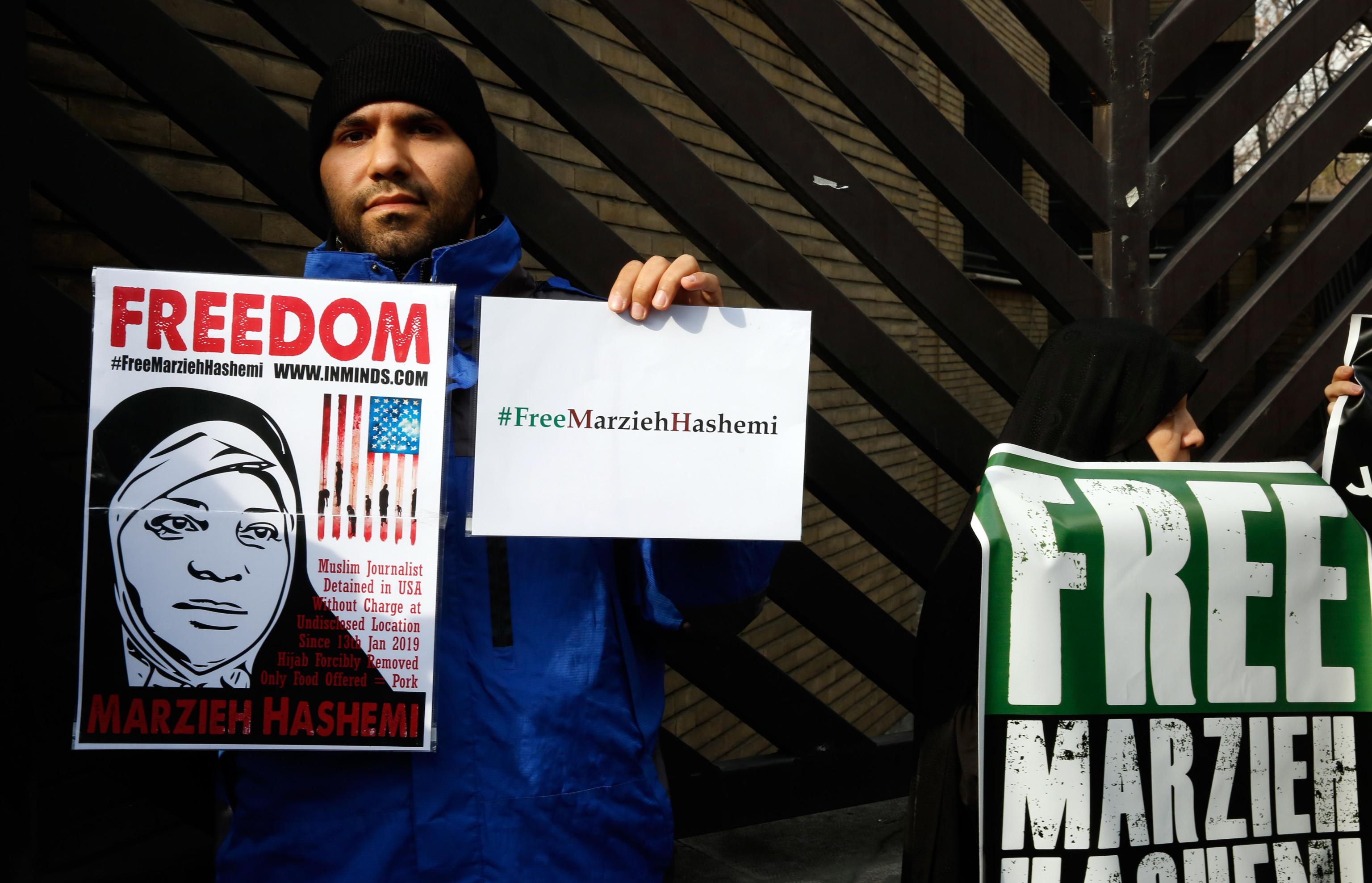 Un manifestante con un cartello su cui è scritto l'hashtag utilizzato per chiedere la liberazione della giornalista: #FreeMarziehHashemi Un manifestante con un cartello su cui è scritto l'hashtag utilizzato per chiedere la liberazione della giornalista: #FreeMarziehHashemi