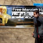 Uno dei cartelloni apparsi sui muri di fronte l'ambasciata svizzera di Teheran Uno dei cartelloni apparsi sui muri di fronte l'ambasciata svizzera di Teheran