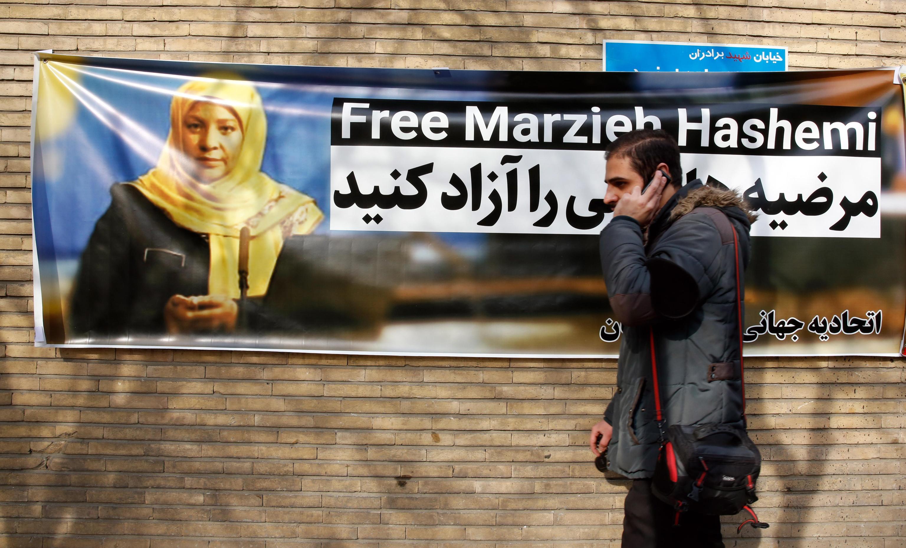 Uno dei cartelloni apparsi sui muri di fronte l'ambasciata svizzera di Teheran Uno dei cartelloni apparsi sui muri di fronte l'ambasciata svizzera di Teheran