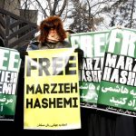 I manifestanti con in mano i cartelli "Free Marzieh Hashemi" I manifestanti con in mano i cartelli "Free Marzieh Hashemi"