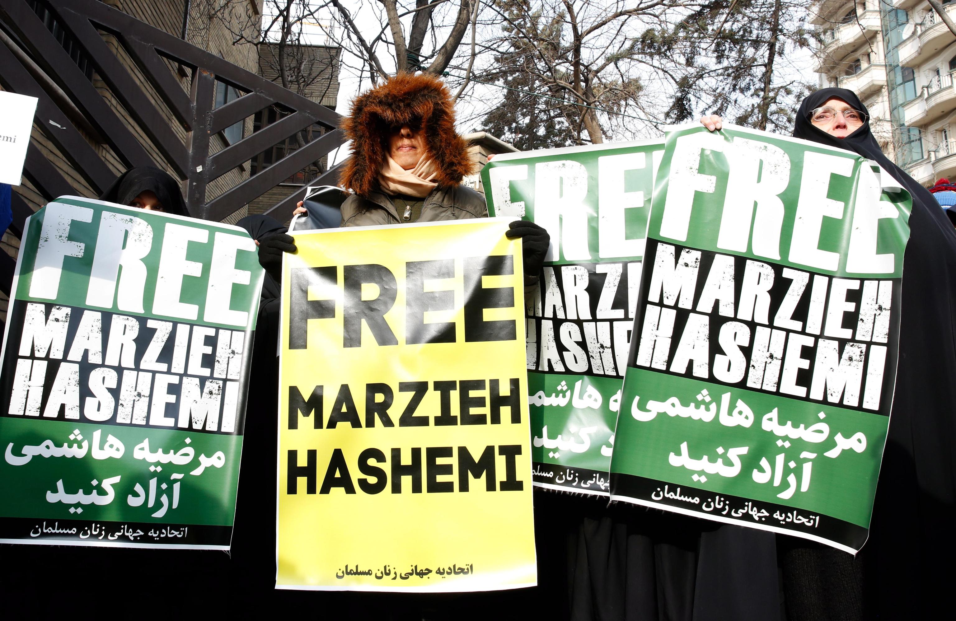 I manifestanti con in mano i cartelli "Free Marzieh Hashemi" I manifestanti con in mano i cartelli "Free Marzieh Hashemi"