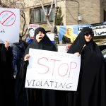 "Stop violating" il grido ripetuto più volte nel corso della protesta "Stop violating" il grido ripetuto più volte nel corso della protesta