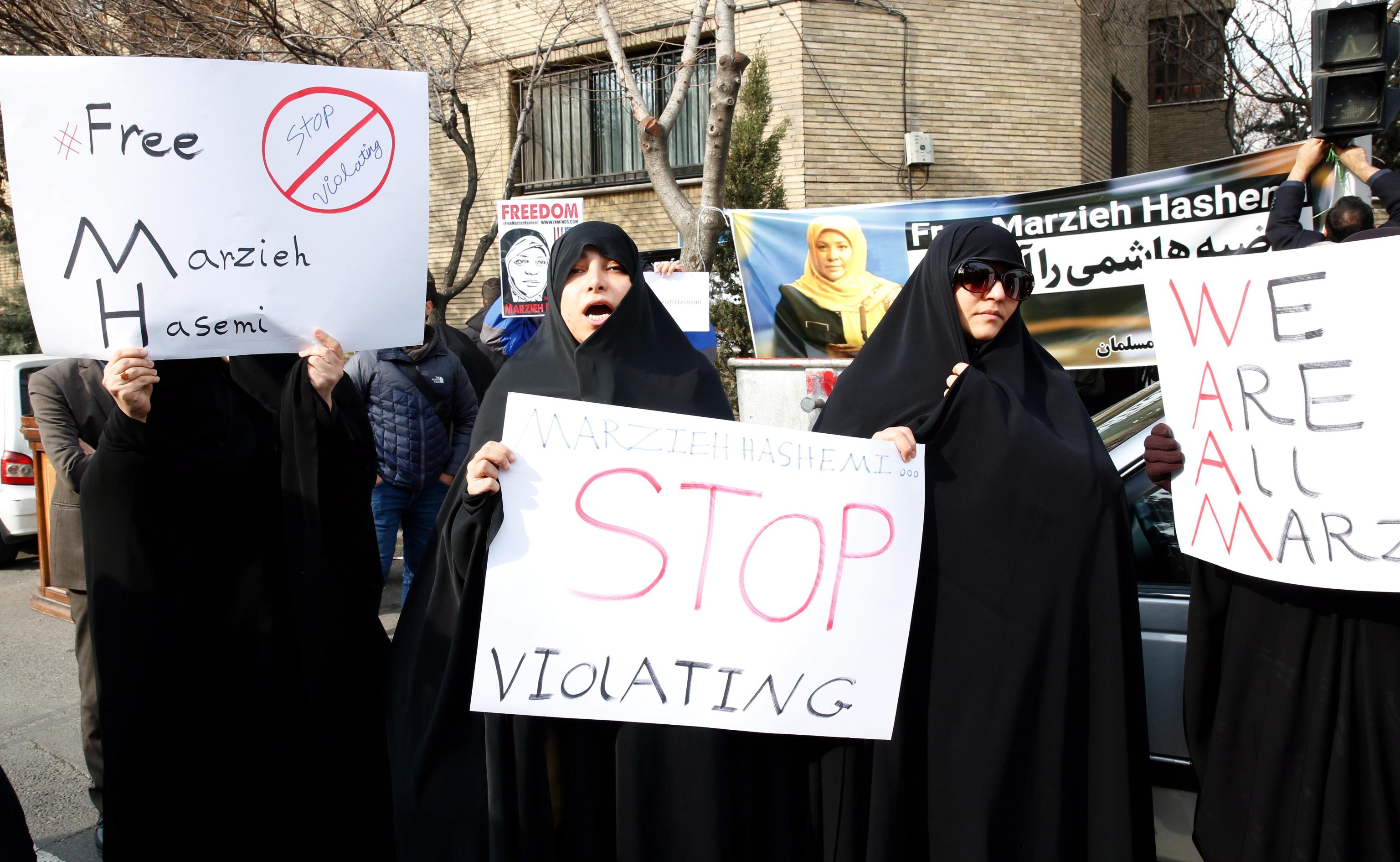 "Stop violating" il grido ripetuto più volte nel corso della protesta "Stop violating" il grido ripetuto più volte nel corso della protesta