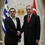 Stretta di mano tra il primo ministro greco Alexis Tsipras e il presidente turco Recep Tayyip Erdogan