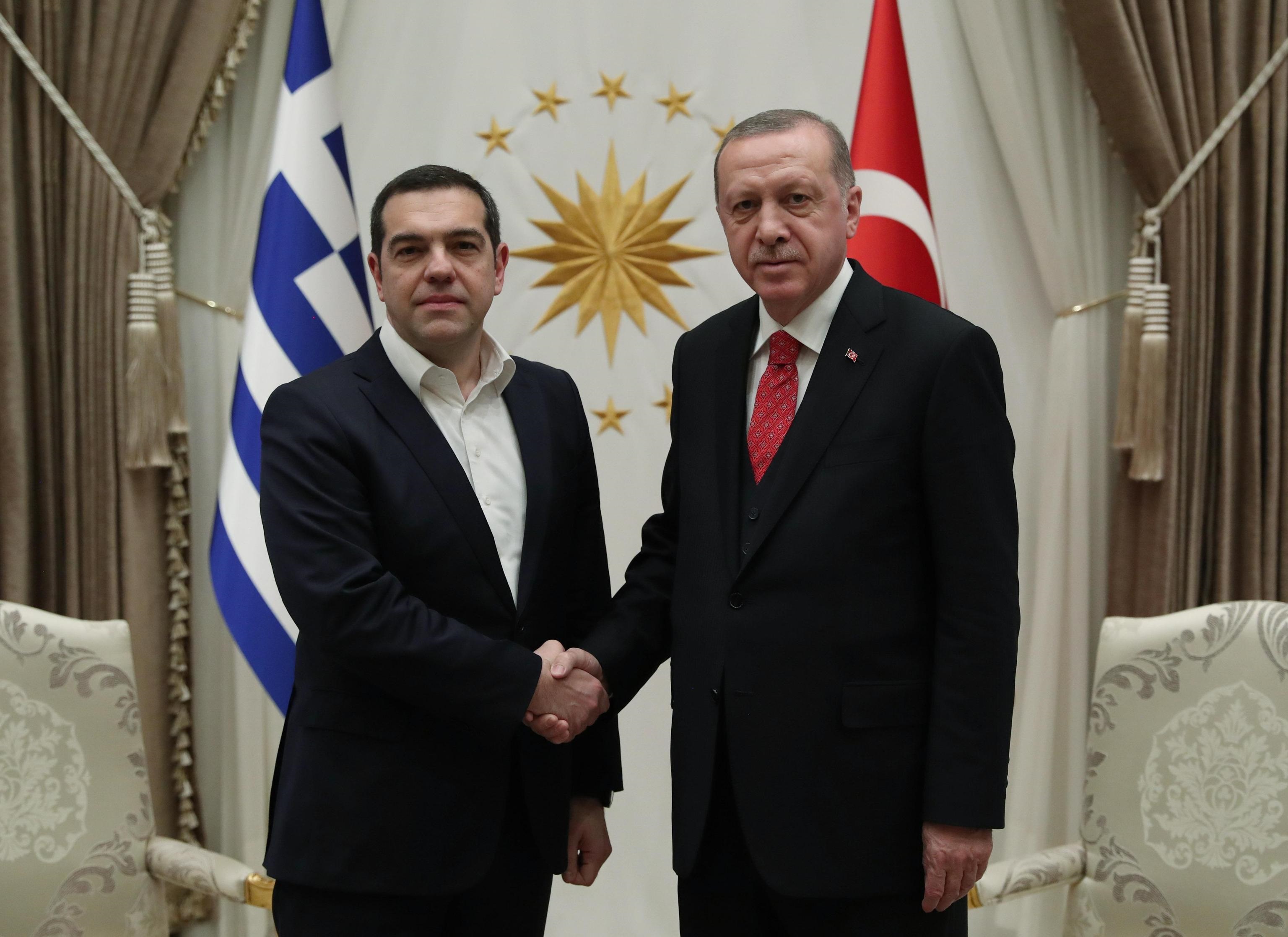 Stretta di mano tra il primo ministro greco Alexis Tsipras e il presidente turco Recep Tayyip Erdogan