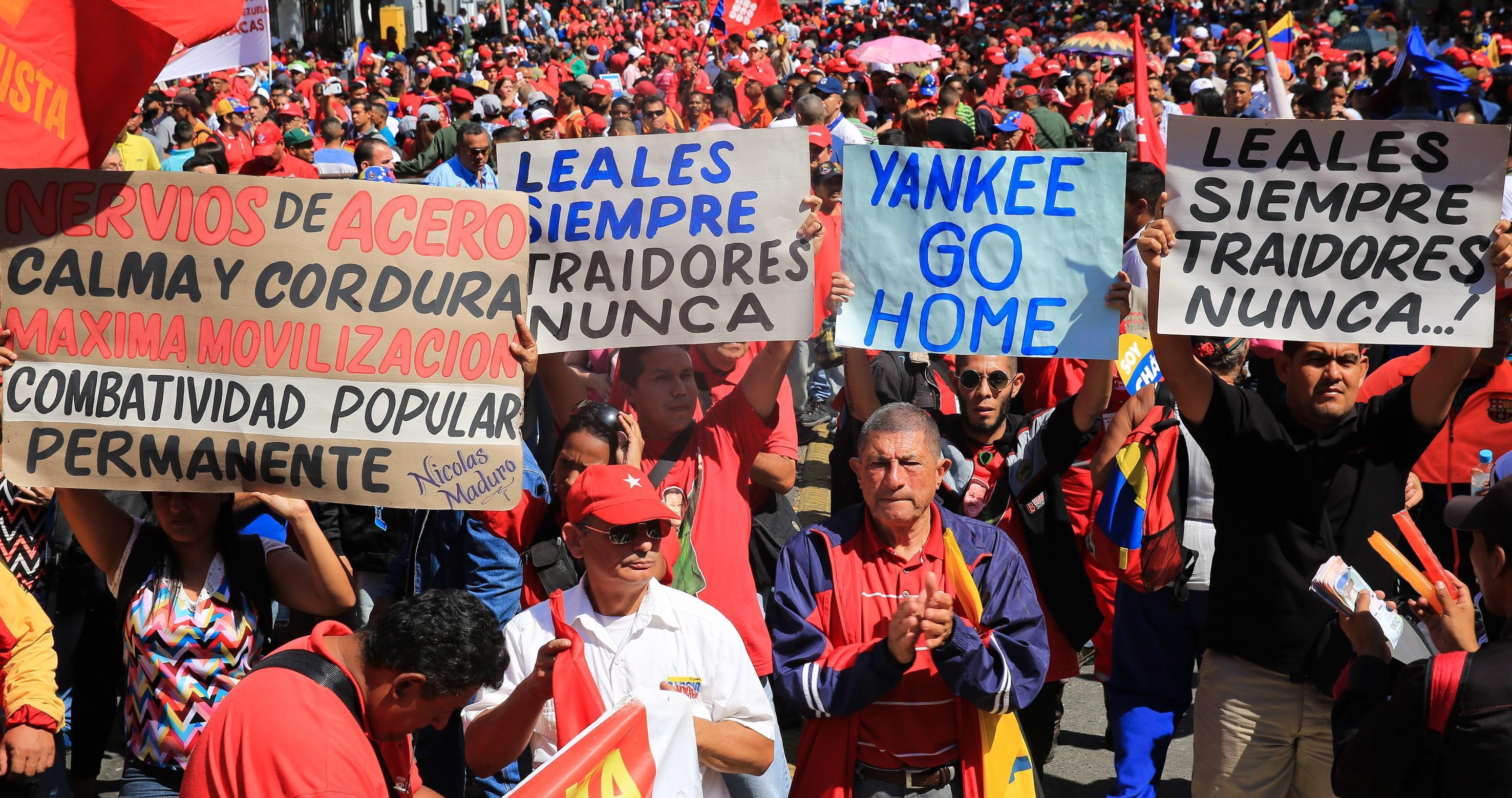 Sostenitori del presidente venezuelano Nicolas Maduro marciano per le vie di Caracas