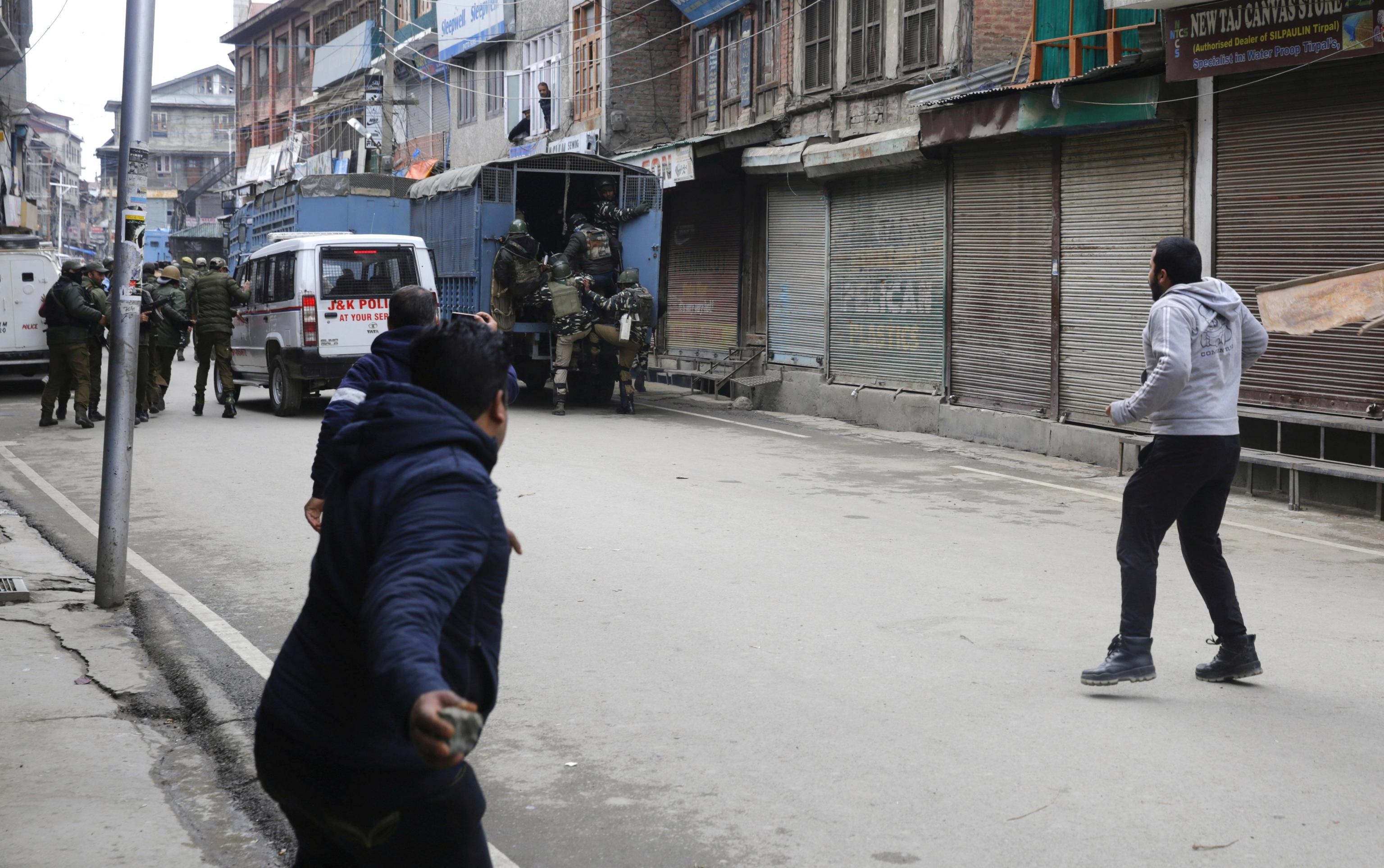 Secondo notizie locali, la NIA avrebbe condotto ricerche sui separatisti nella valle del Kashmir, tra cui il presidente Mirwaiz Umer Farooq e lo stesso Mohammad Yasin Malik in un caso di finanziamento illecito.