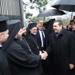 Il primo ministro greco stringe la mano ad alcuni sacerdoti ortodossi