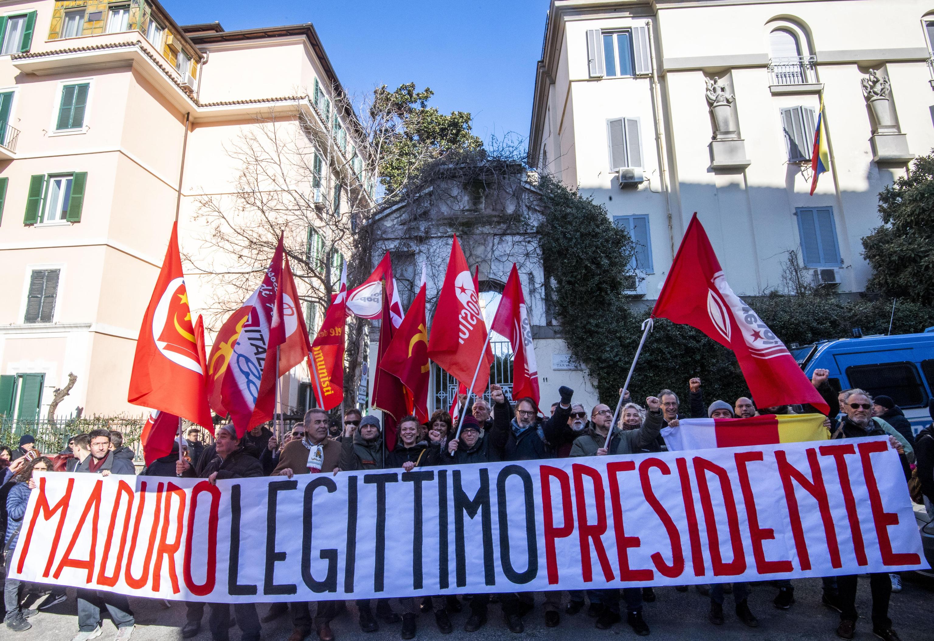 Il supporto a Maduro è arrivato da tutta l'Europa. Qui i manifestanti a Roma