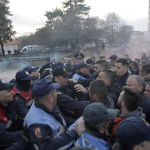I manifestanti hanno tentato di sfondare il blocco delle forze dell’ordine e di entrare in Parlamento, senza riuscirvi. Sono stati duramente respinti I manifestanti hanno tentato di sfondare il blocco delle forze dell’ordine e di entrare in Parlamento, senza riuscirvi. Sono stati duramente respinti