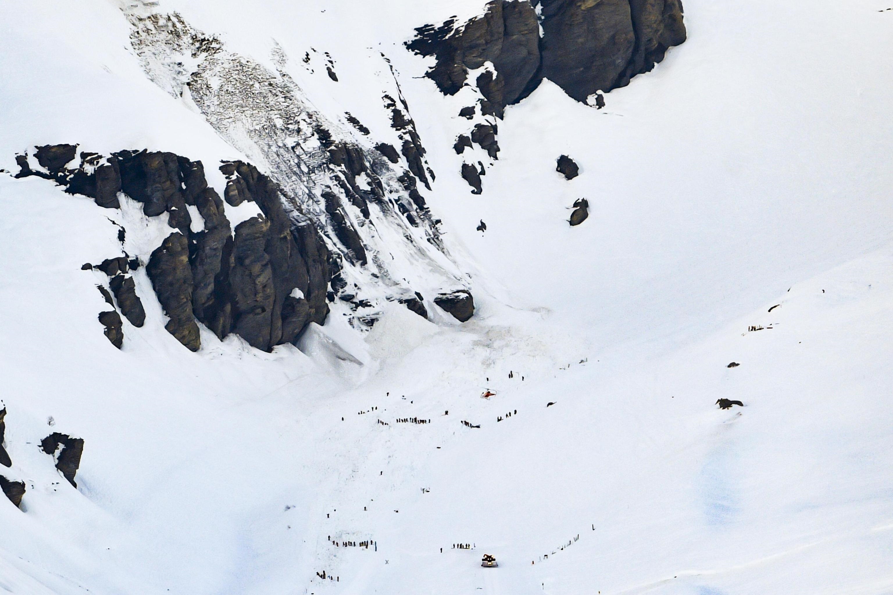 Diverse le difficoltà che accompagnano le operazioni di recupero: prima fra tutte la neve molto compatta.