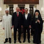 Tsipras e Erdogan con il il patriarca ecumenico di Costantinopoli Bartolomeo I e il direttore degli Affari religiosi turco Ali Erbas