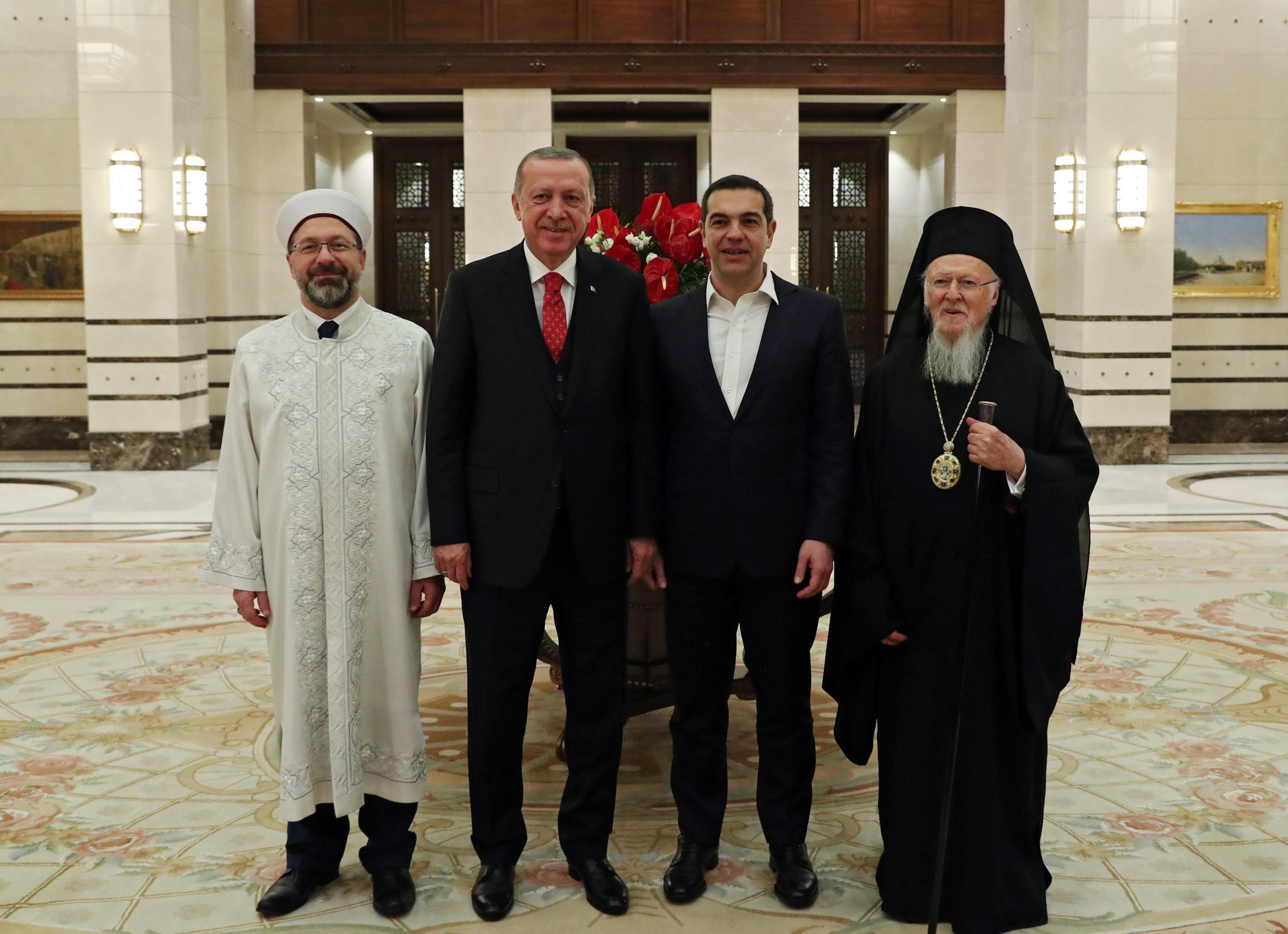 Tsipras e Erdogan con il il patriarca ecumenico di Costantinopoli Bartolomeo I e il direttore degli Affari religiosi turco Ali Erbas
