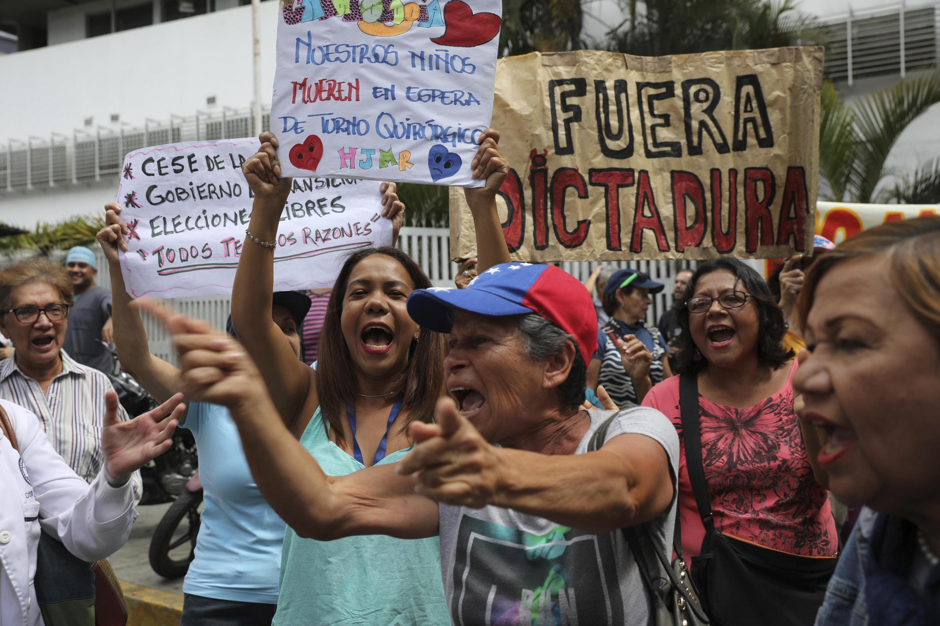 Continuano a protestare i sostenitori dell'opposizione