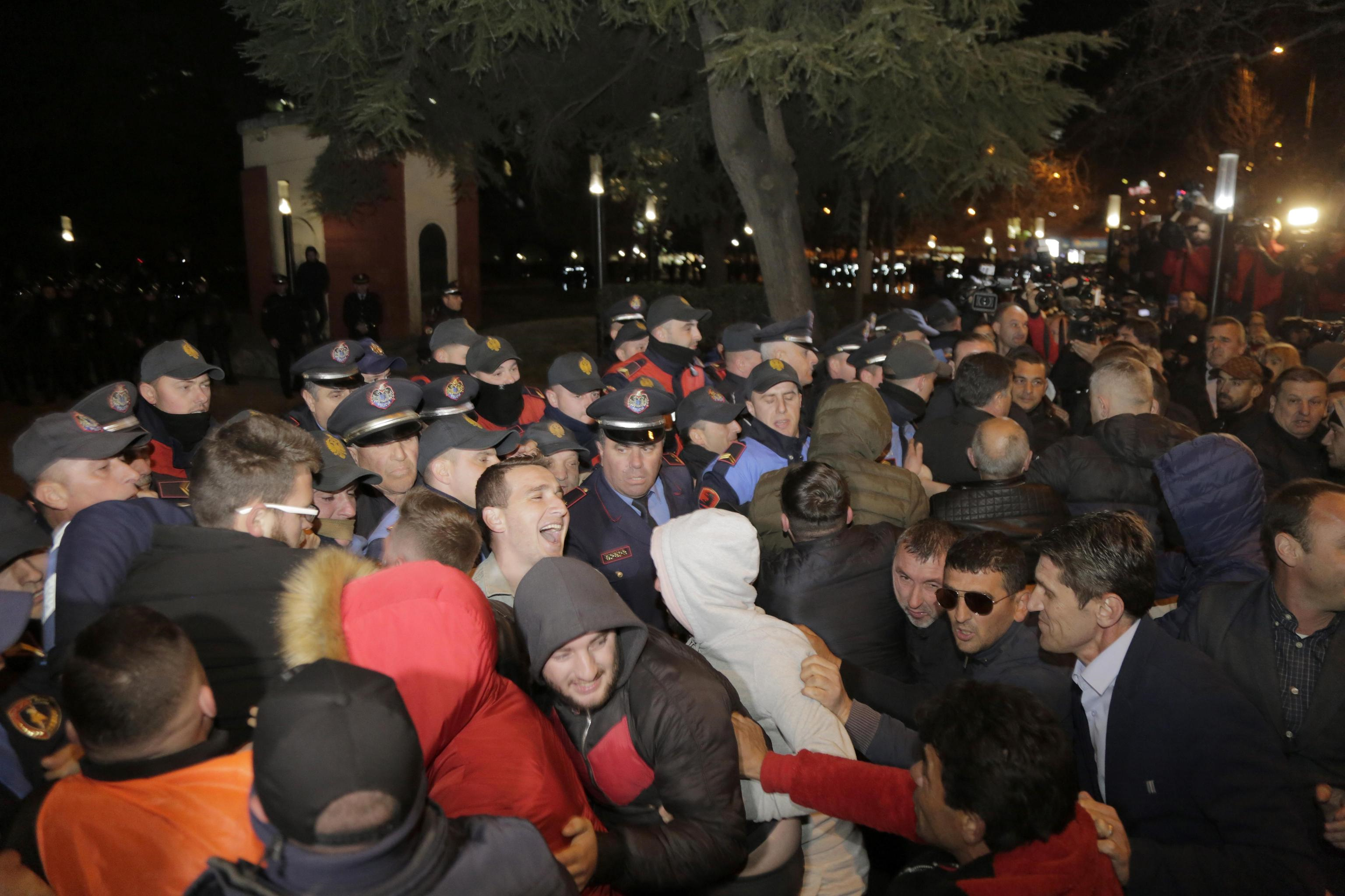 I deputati dell'opposizione hanno deciso in blocco di dimettersi e non fare più parte dell'Assemblea nazionale. Nonostante le dure critiche della comunità internazionale, anche oggi il leader dell'opposizione Basha ha affermato che "la battaglia per cacciare via Rama, non si fermerà" I deputati dell'opposizione hanno deciso in blocco di dimettersi e non fare più parte dell'Assemblea nazionale. Nonostante le dure critiche della comunità internazionale, anche oggi il leader dell'opposizione Basha ha affermato che "la battaglia per cacciare via Rama, non si fermerà"