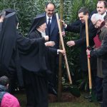 Tsipras e Batolomeo I piantano un albero in occasione dellla visita alla scuola teologica di Halki