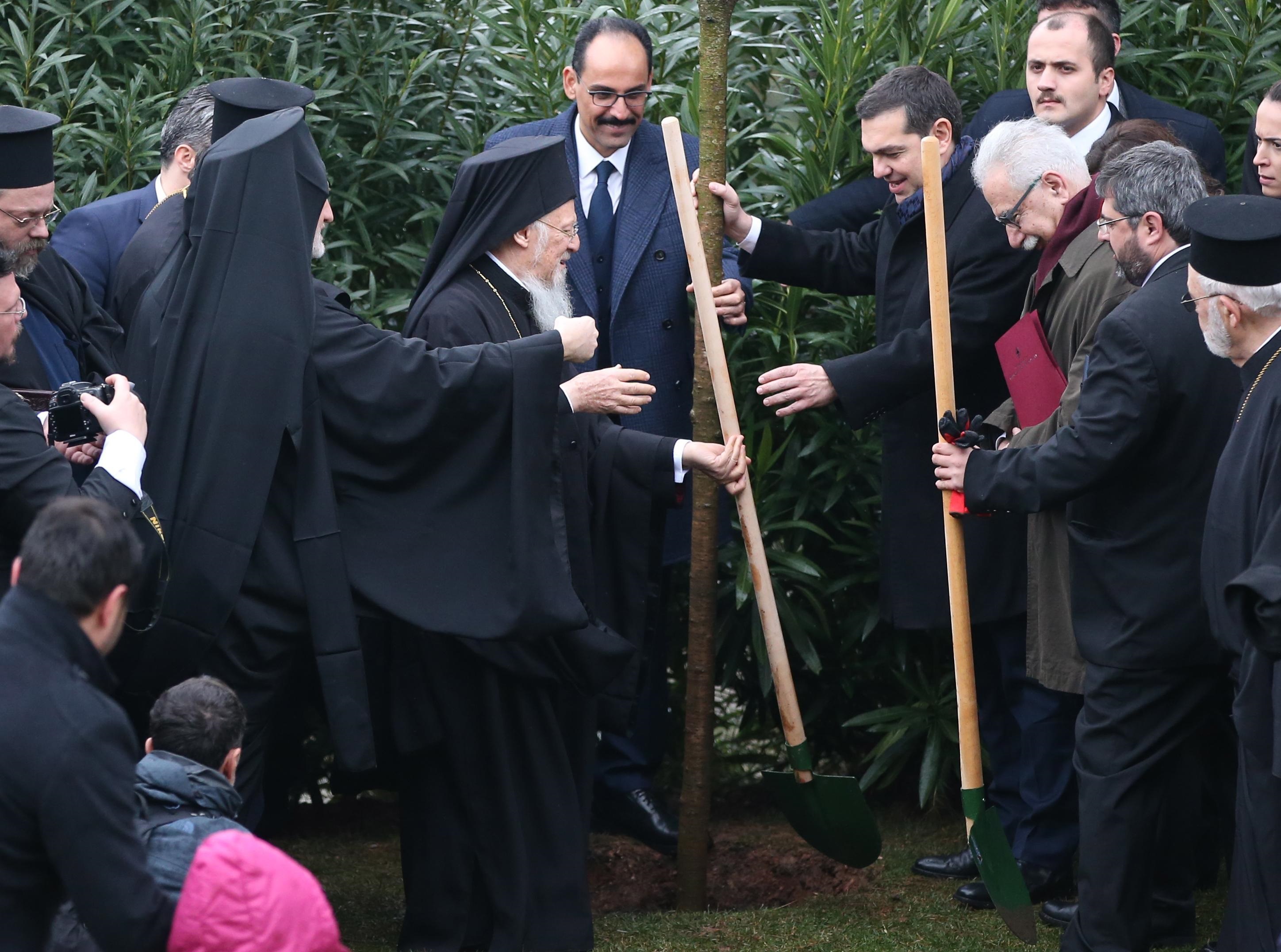 Tsipras e Batolomeo I piantano un albero in occasione dellla visita alla scuola teologica di Halki