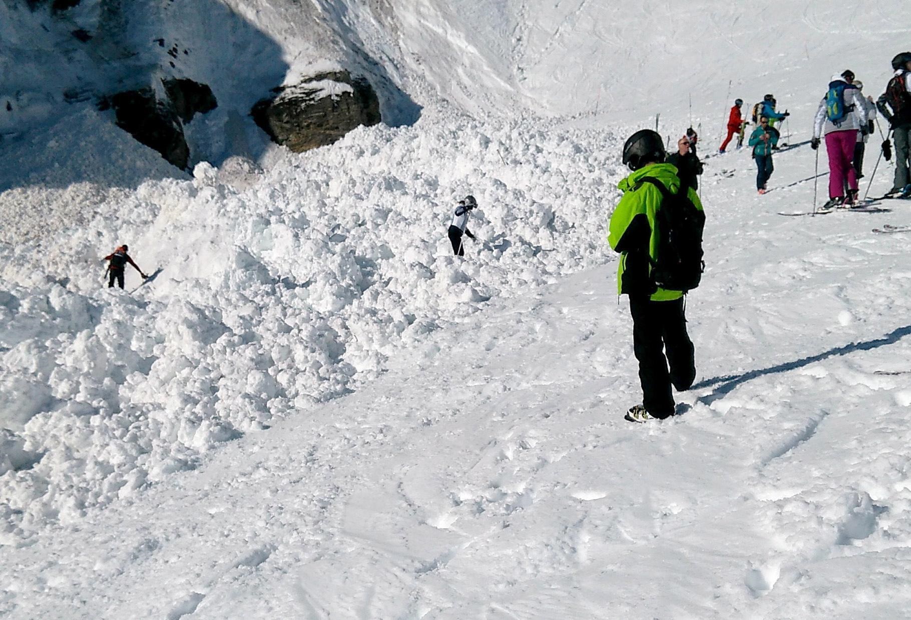 L'allarme è scattato poco dopo le 14. La valanga è venuta giù dalla pista più alta della località, la Plain-Morte, che parte da 3mila metri.