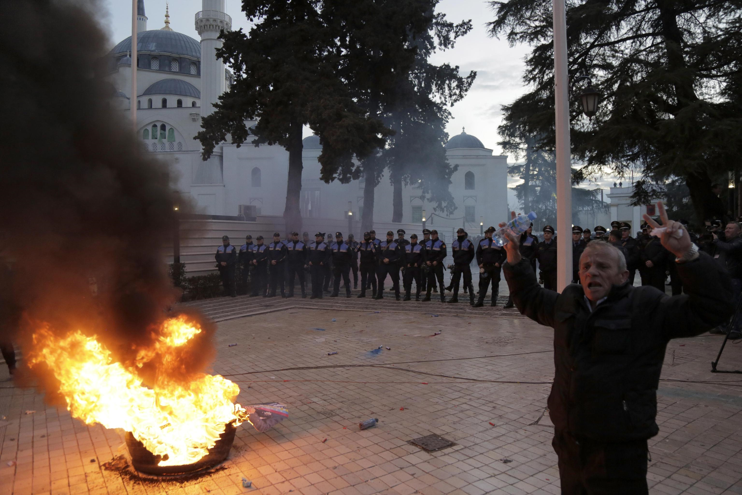 Dalla sede del suo partito Basha ha poi dichiarato che "la nostra battaglia non potrà essere fermata", invitando i cittadini alla disobbedienza civile che "sarà estesa in tutto il paese, dal Nord al Sud" Dalla sede del suo partito Basha ha poi dichiarato che "la nostra battaglia non potrà essere fermata", invitando i cittadini alla disobbedienza civile che "sarà estesa in tutto il paese, dal Nord al Sud"