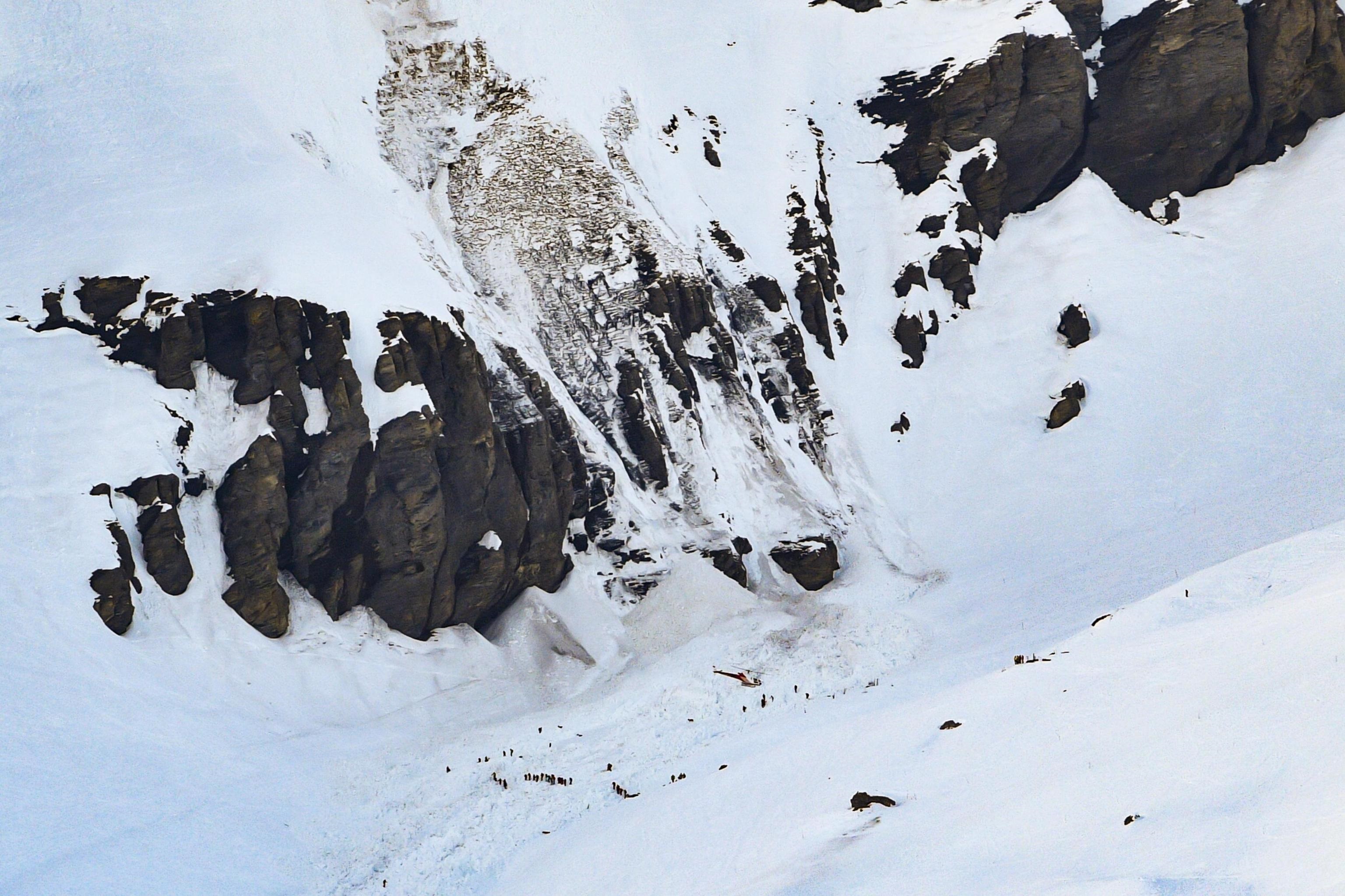 Una valanga si è abbattuta sulla rinomata località sciistica di Crans Montana, nelle Alpi svizzere. Tra i quattro sciatori fino ad ora recuperati un poliziotto francese di 34 anni, morto nella notte per le gravi ferite riportate.