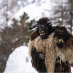 Uno dei "peluches", con maschera da mostro, lungo il sentiero per Arolla
