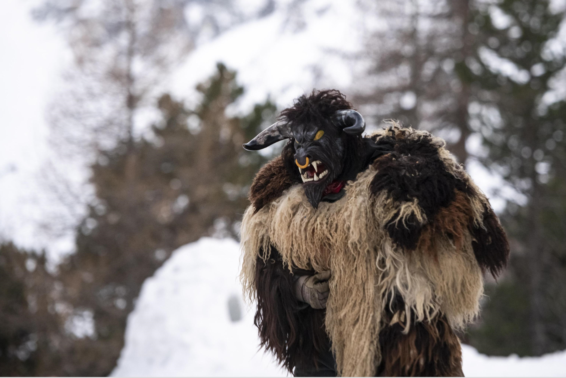 Uno dei "peluches", con maschera da mostro, lungo il sentiero per Arolla