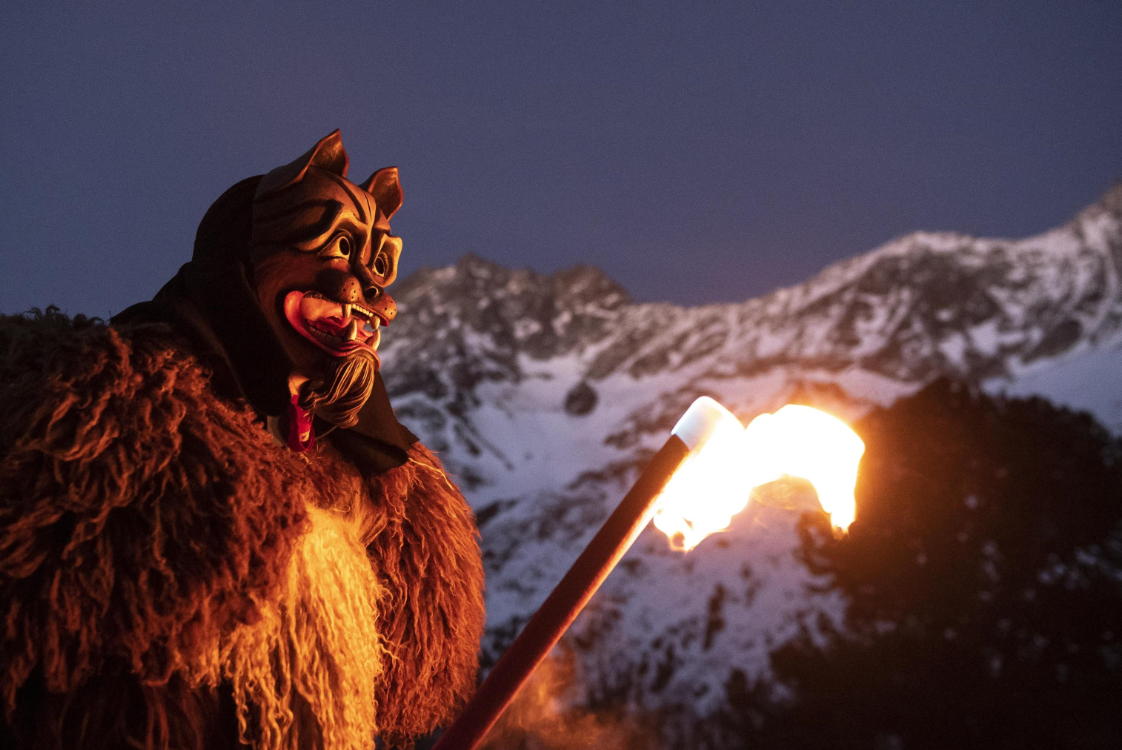 Peluche con una fiaccola, accesa durante il cammino da Evolène ad Arolla