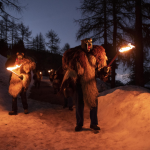 Il faticoso cammino dei "peluches" sulla neve lungo la strada per Arolla