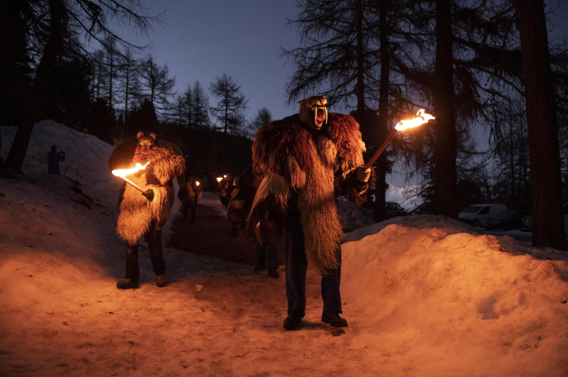 Il faticoso cammino dei "peluches" sulla neve lungo la strada per Arolla
