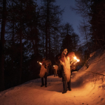 L'oscurità della foresta di Arolla, illuminata dalle torce dei "peluche"