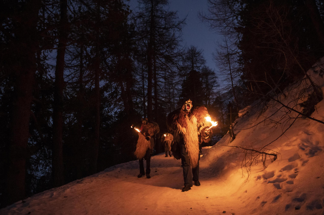 L'oscurità della foresta di Arolla, illuminata dalle torce dei "peluche"