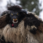Primo piano di una delle maschere