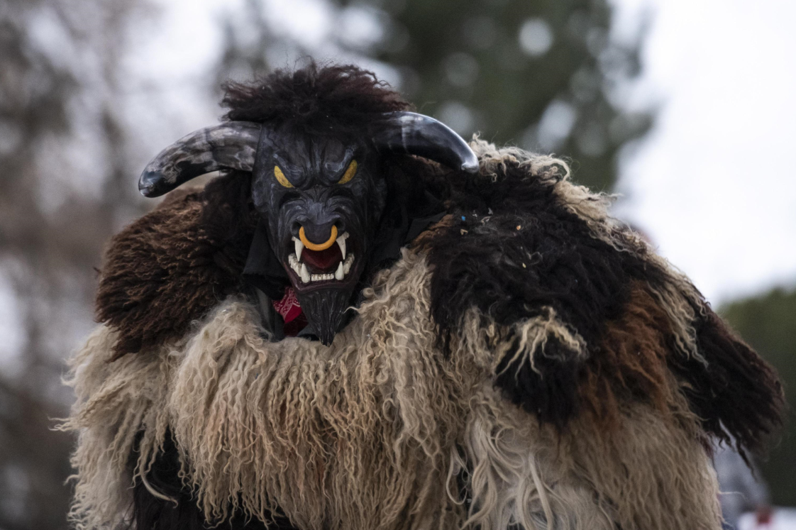 Primo piano di una delle maschere