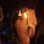 I costumi illuminati dal fuoco delle torce