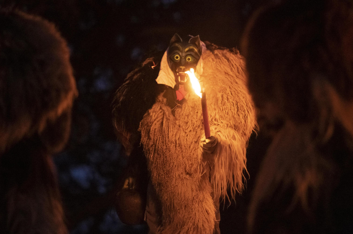 I costumi illuminati dal fuoco delle torce