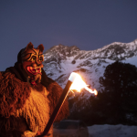 Suggestiva immagine di un "peluche" con le Alpi svizzere sullo sfondo